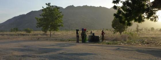 Women carrying water vessels in Cameroon. Source: D. SPUHLER (2011)